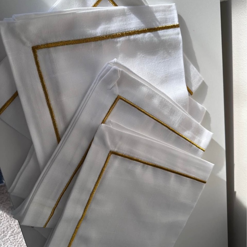 Waterford table runner , a napkin holder and 7 napkins